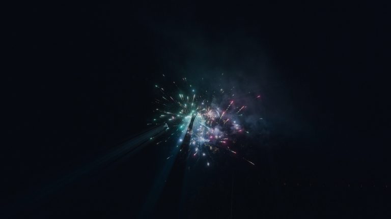 Fogo de artifício a rebentar no céu escuro, no fim de uma festa de casamento