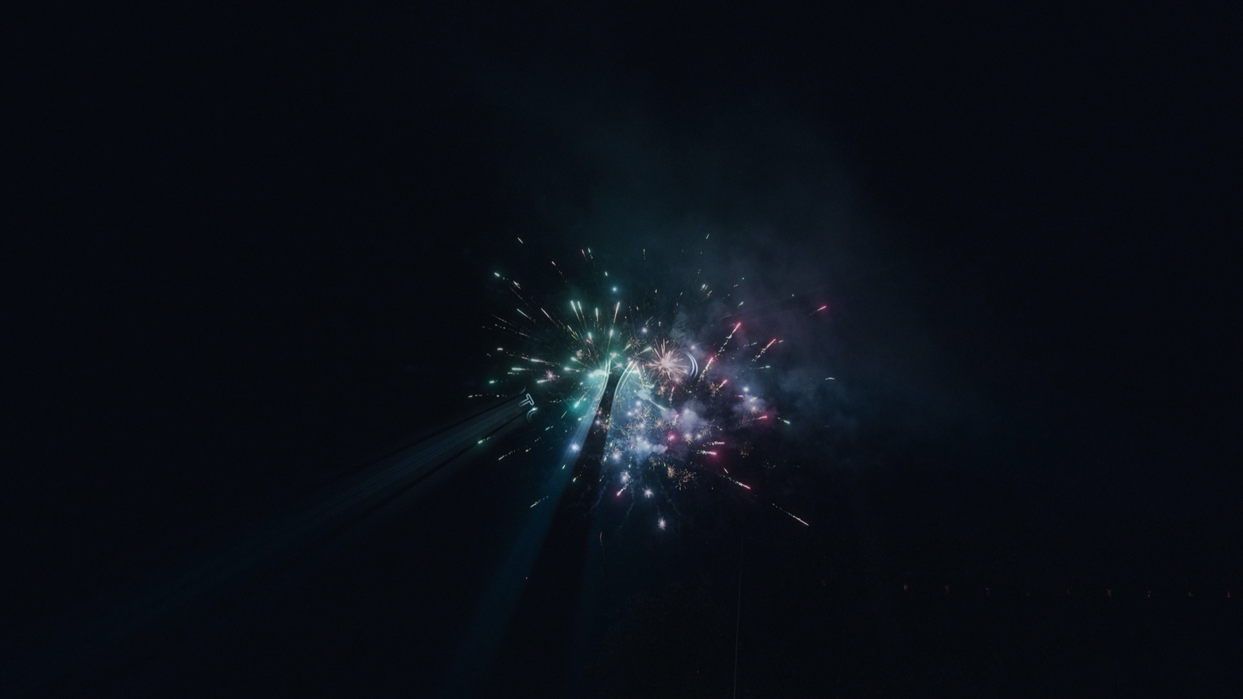 Fogo de artifício a rebentar no céu escuro, no fim de uma festa de casamento