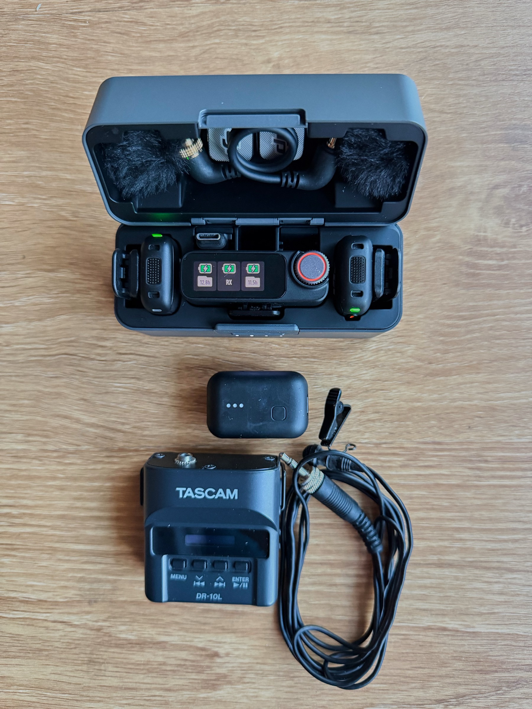 Gravador de som Tascam e dois sistemas de microfone sem fios, prontos para um casamento