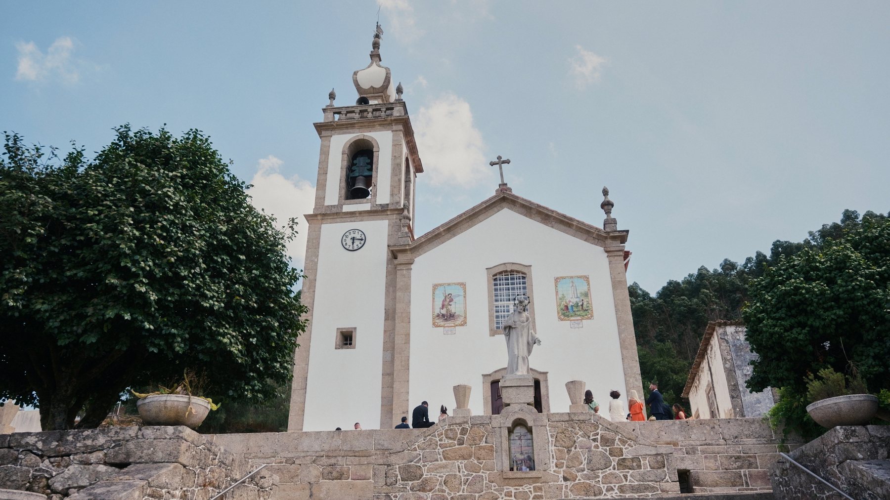 Igreja do Minho vista de baixo, com a árvore ao lado