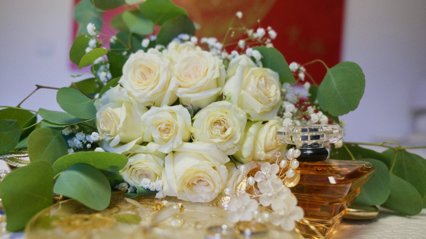 Ramo de rosas brancas em grande plano