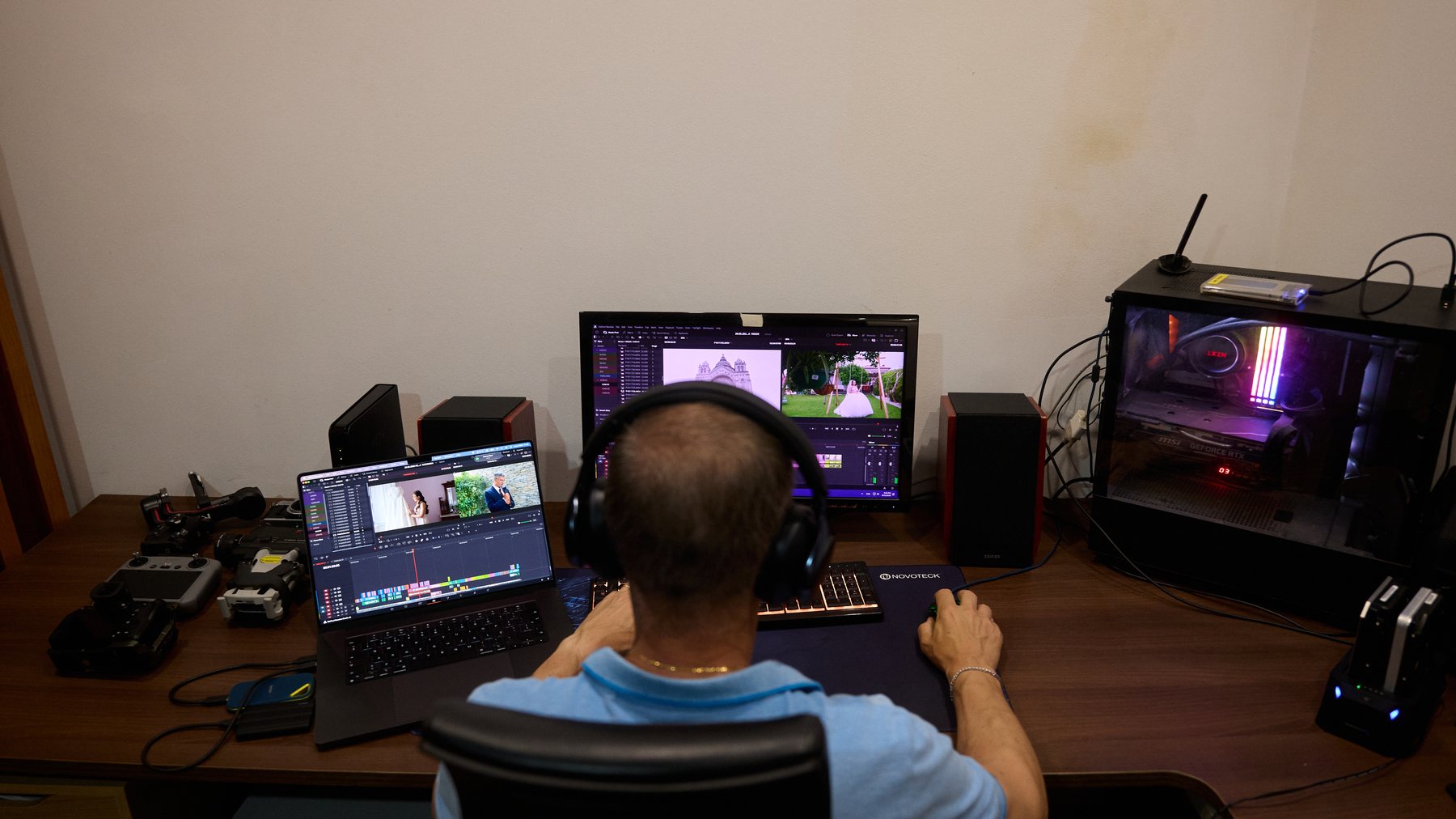 A secretária de edição ao fim do dia, com os monitores acesos