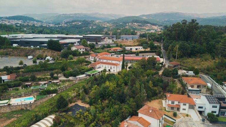 Vale do Minho visto do ar, com o céu encoberto sobre as casas e os campos